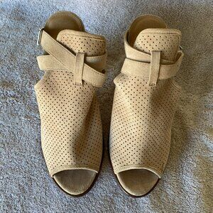 Caslon Tan Suede Peep Toe Block Heel Sandals Size 8.5M Perforated Leather Shoes